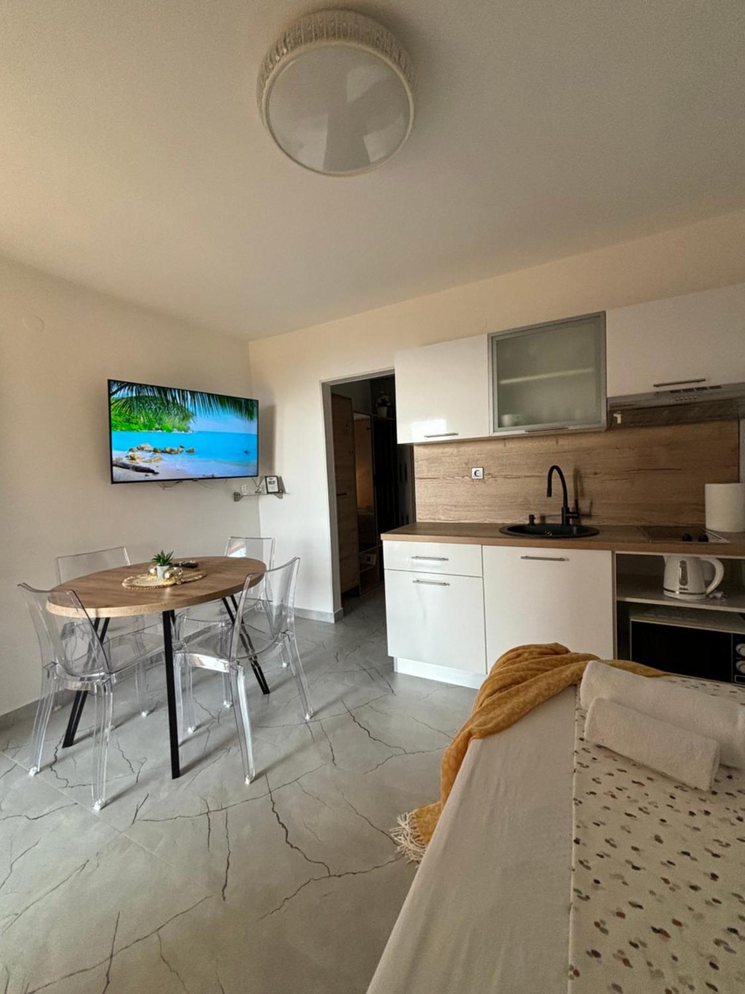 Apartments One Palm Подстрана Екстер'єр фото