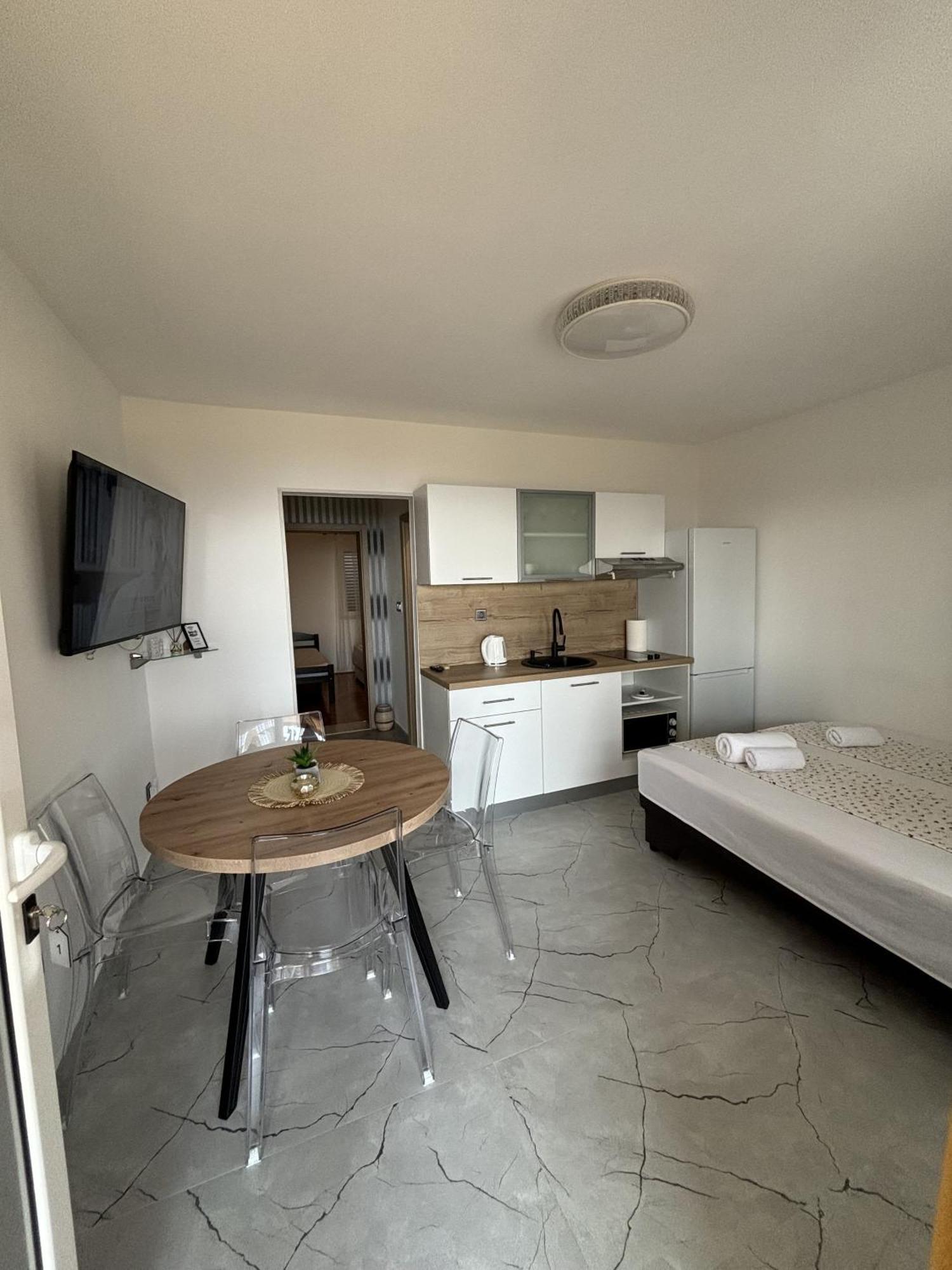 Apartments One Palm Подстрана Екстер'єр фото